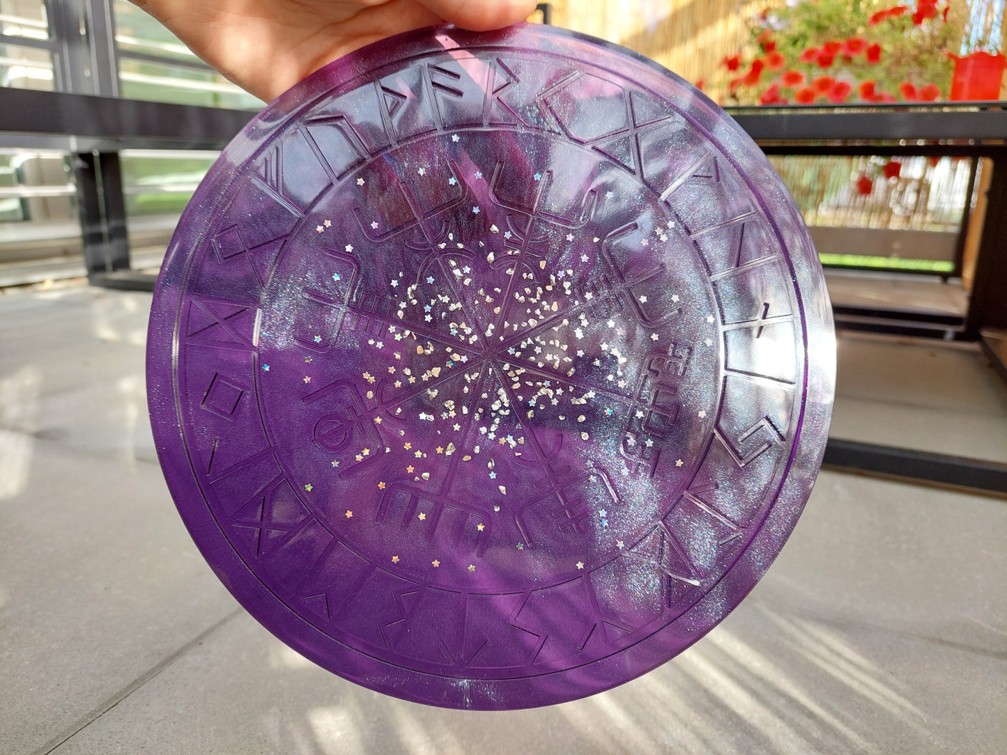 Vegvísir dunkelviolett glitzernd