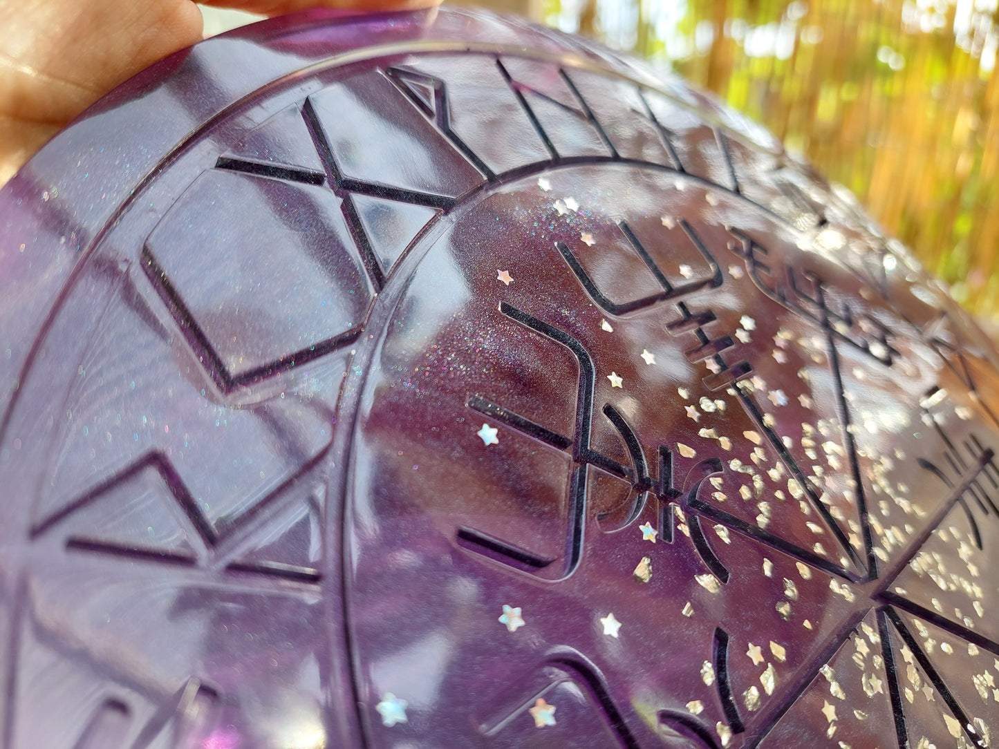Vegvísir dunkelviolett glitzernd