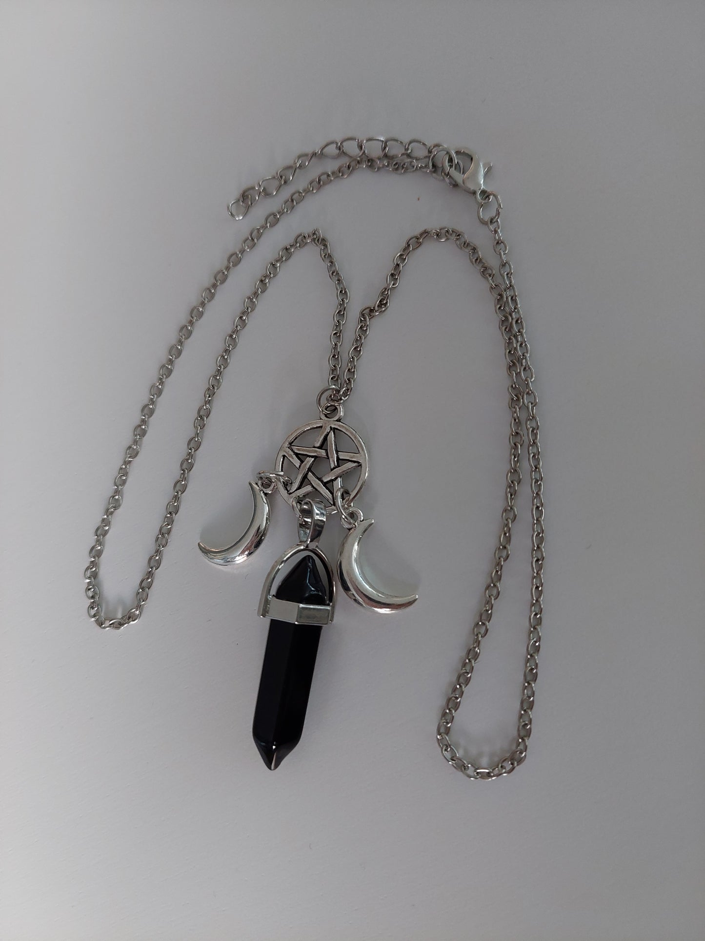 Kette mit schwarzem Pendel (black Onyx), Pentagramm und Halbmonden