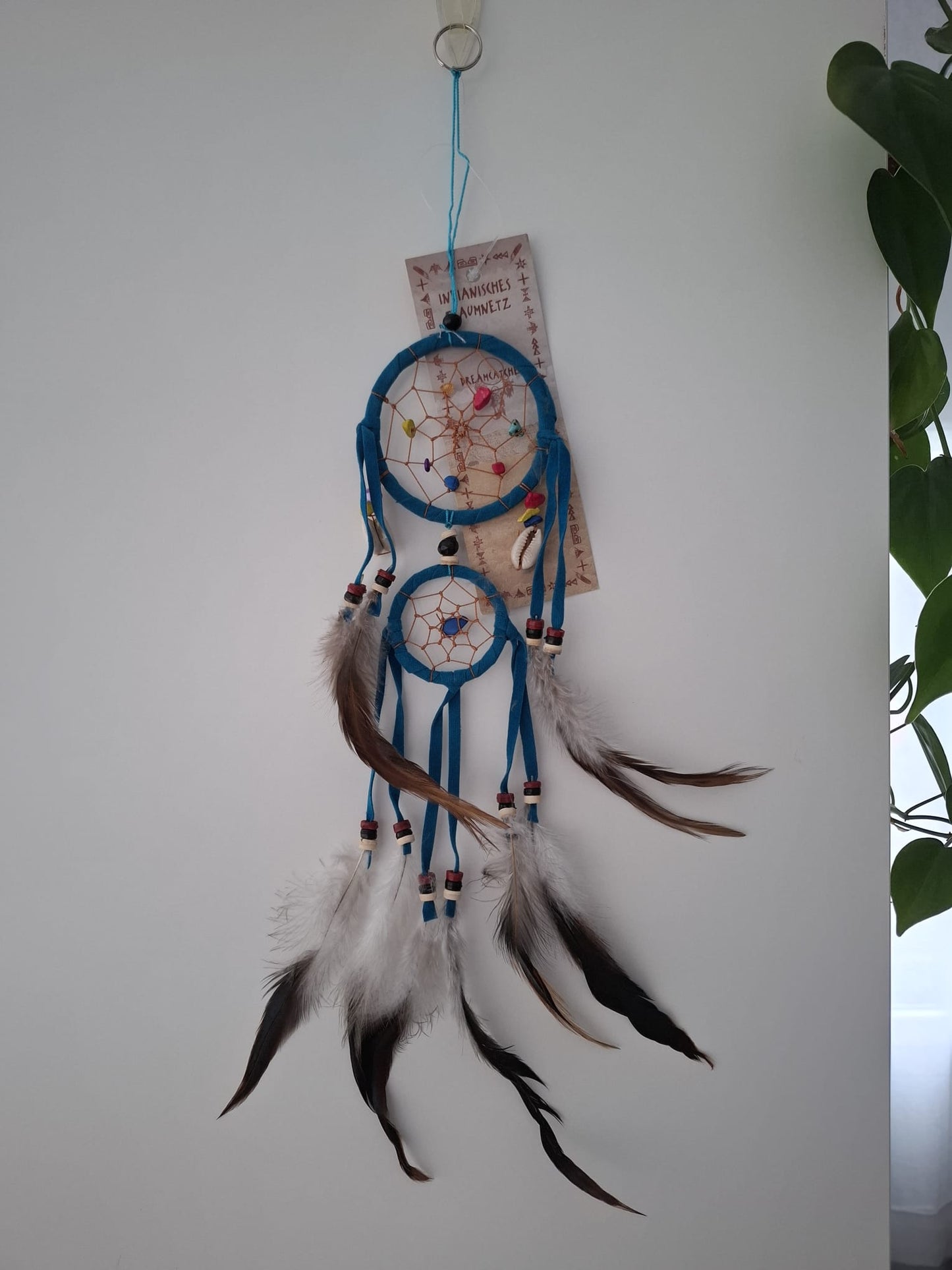 Traumfänger mit Edelsteinen und Kaurimuscheln Leder 25 cm (türkis/blau)