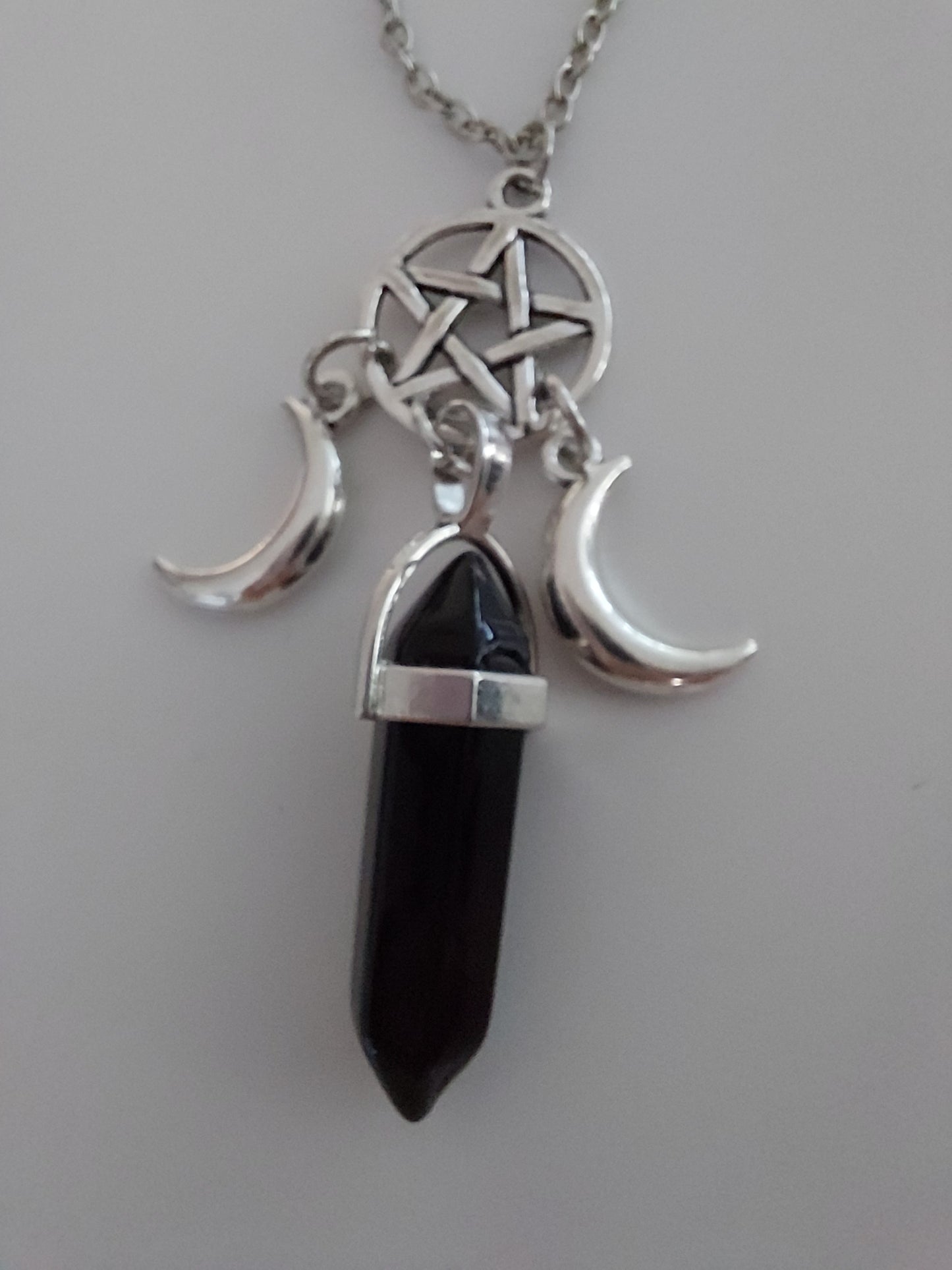 Kette mit schwarzem Pendel (black Onyx), Pentagramm und Halbmonden