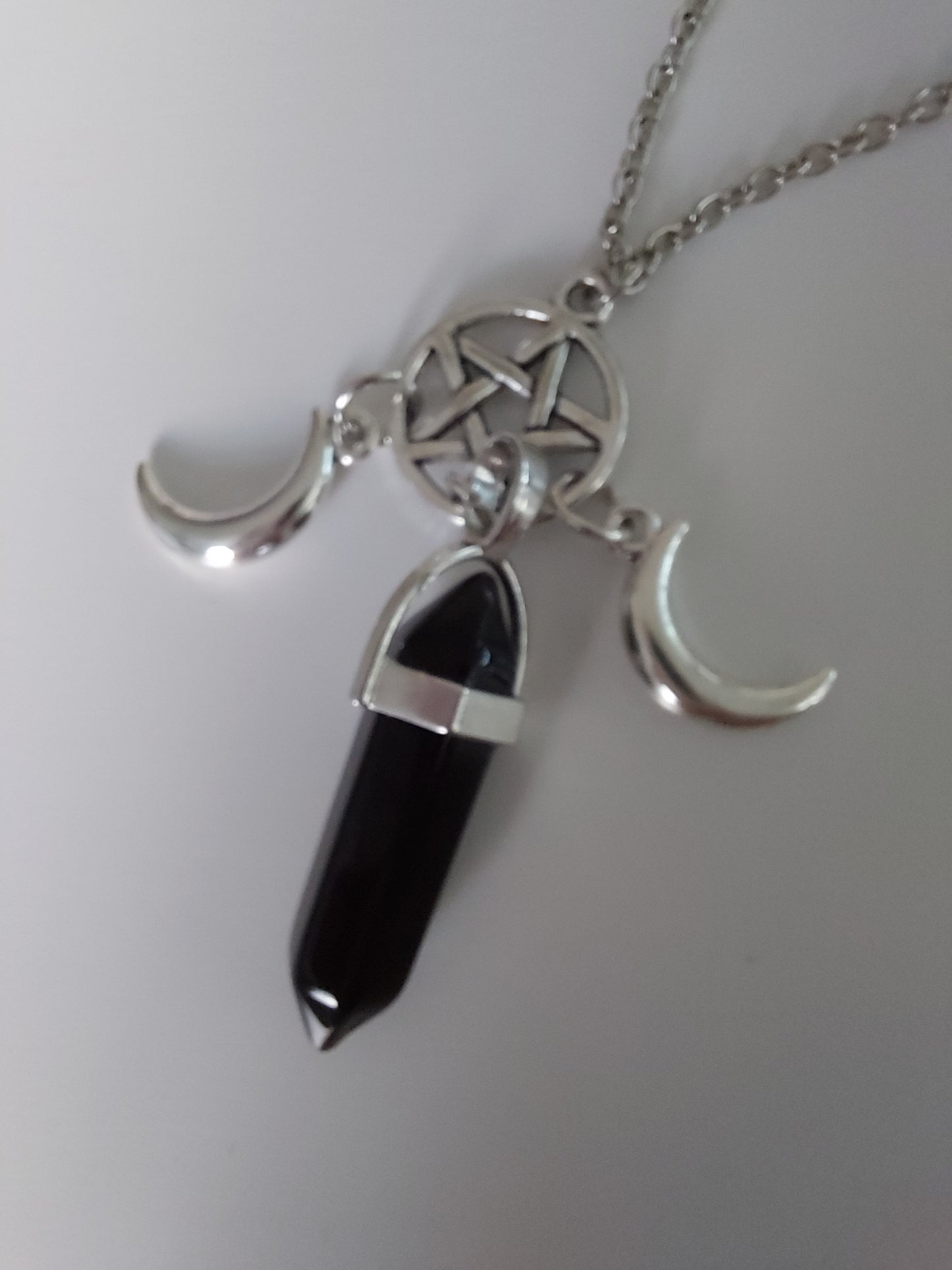 Kette mit schwarzem Pendel (black Onyx), Pentagramm und Halbmonden