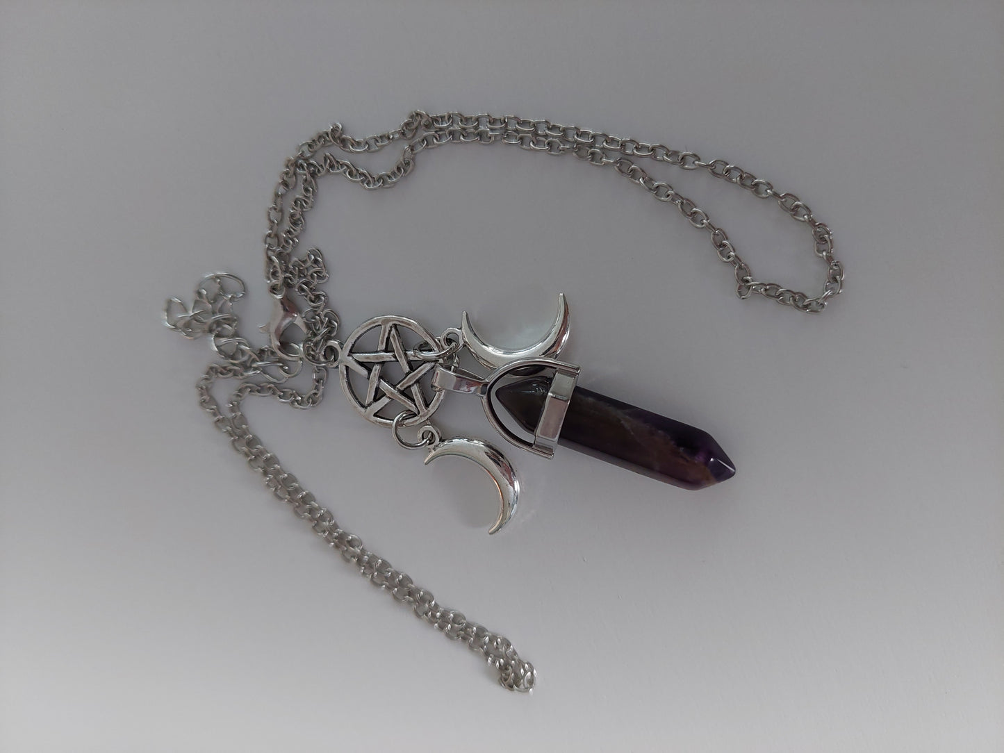 Kette mit violettem Pendel (Amethyst), Pentagramm und Halbmonden