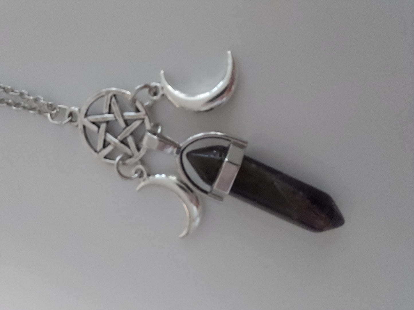 Kette mit violettem Pendel (Amethyst), Pentagramm und Halbmonden