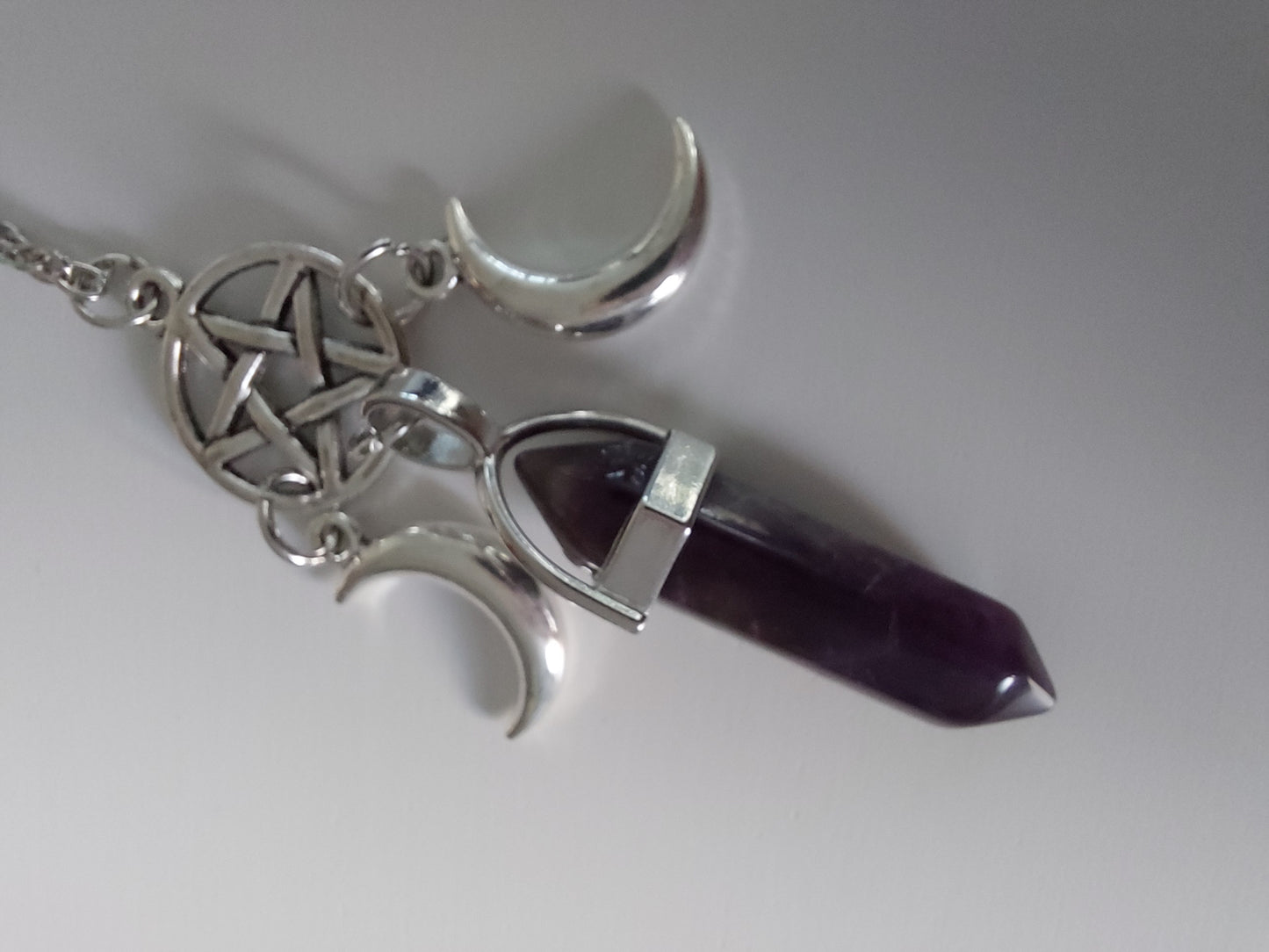 Kette mit violettem Pendel (Amethyst), Pentagramm und Halbmonden